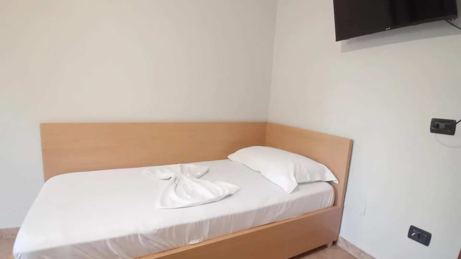Zina Rooms 1 Minute Away From The Beach Дуррес