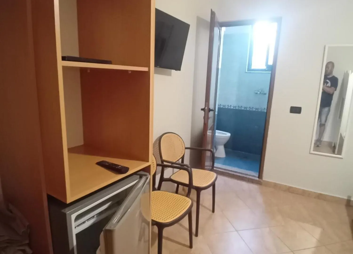 Zina Rooms 1 Minute Away From The Beach Дуррес Отель