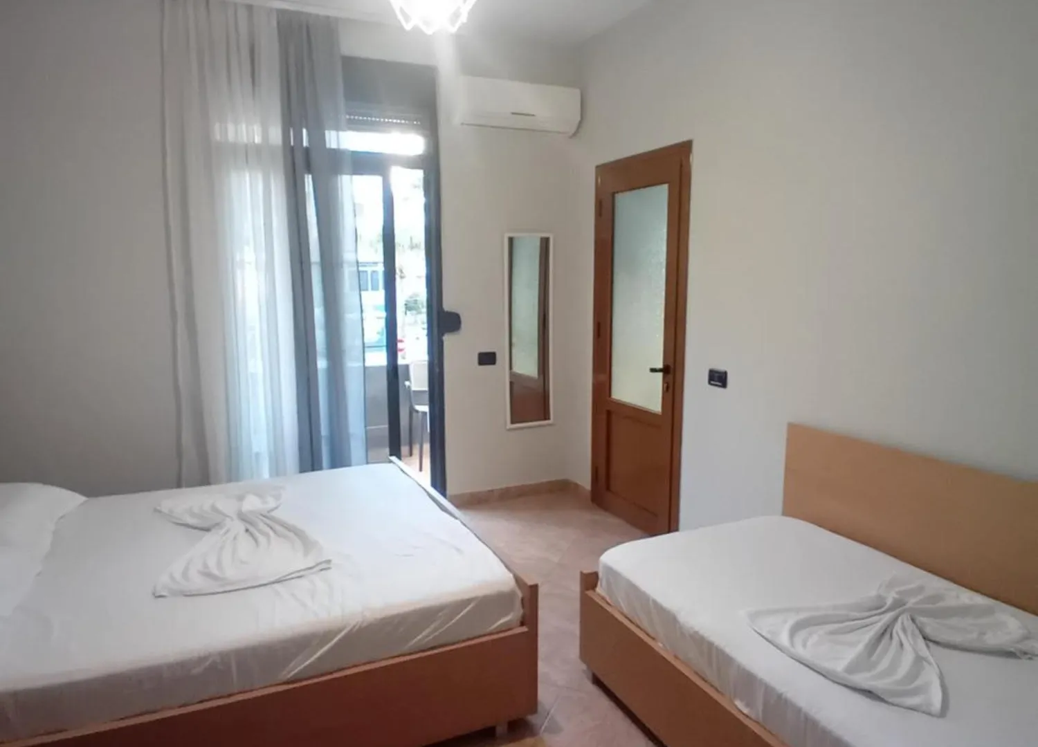 Zina Rooms 1 Minute Away From The Beach Дуррес Отель