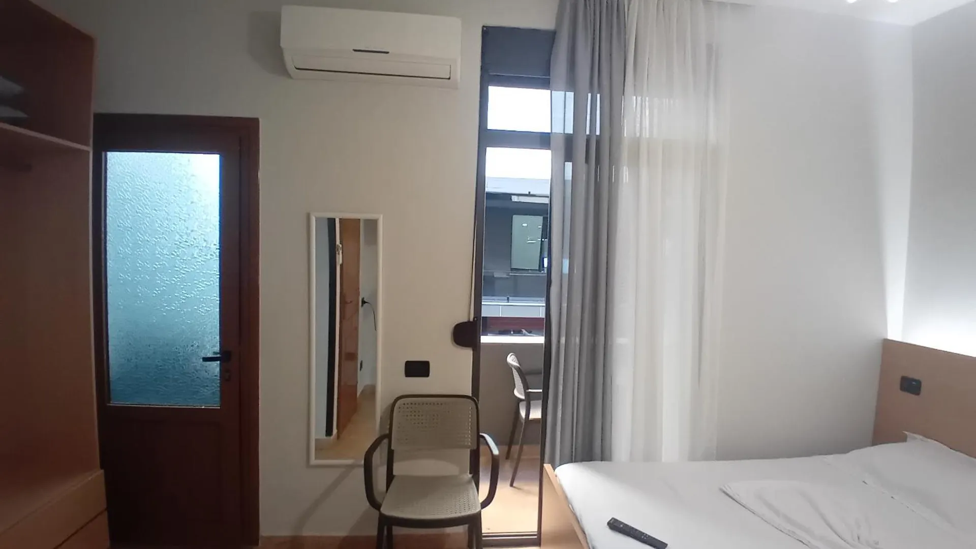 Zina Rooms 1 Minute Away From The Beach Дуррес