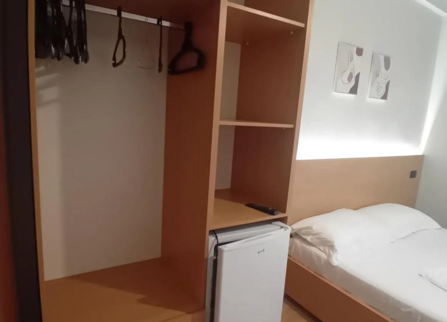 Отель Zina Rooms 1 Minute Away From The Beach Дуррес